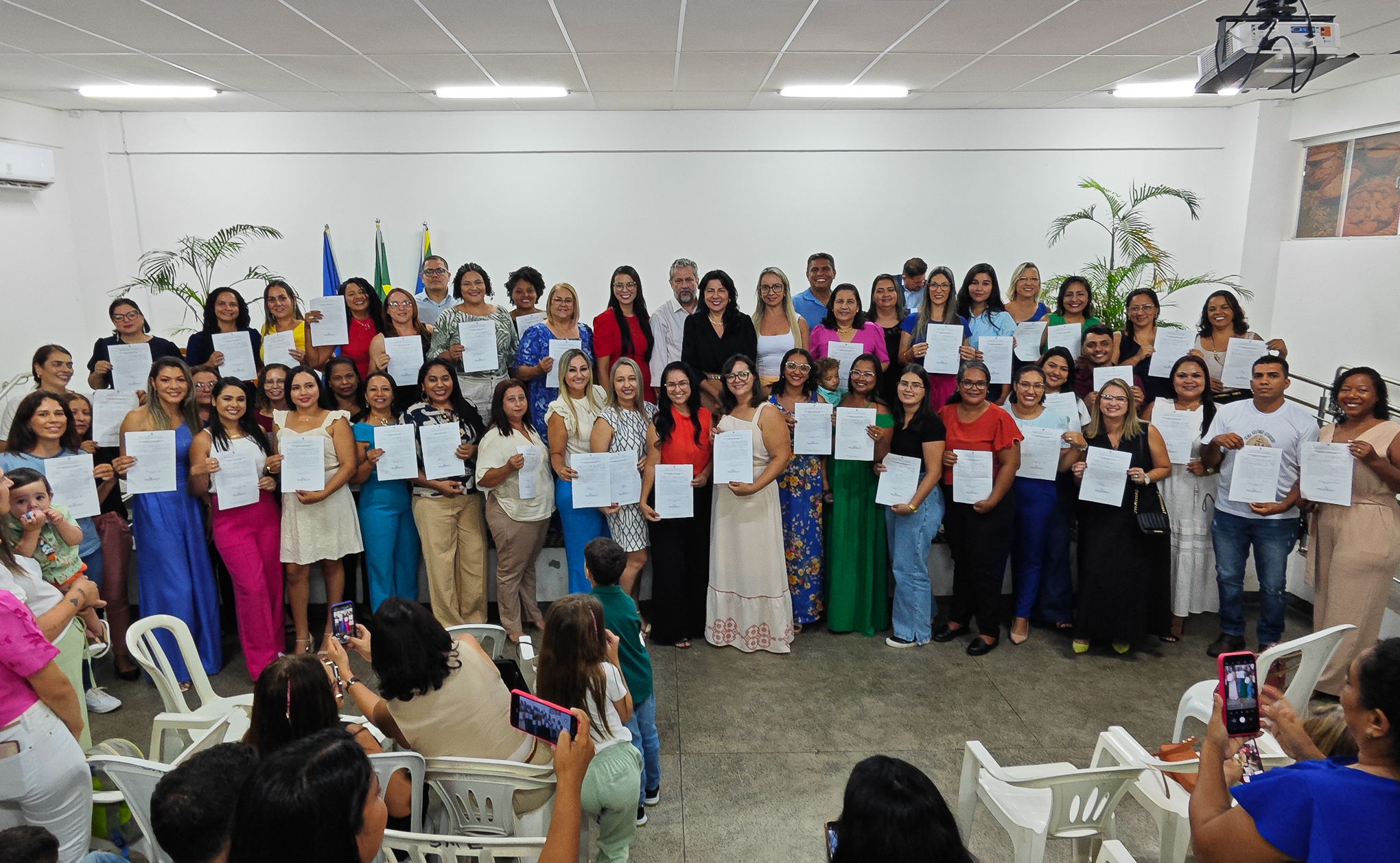 Prefeita Eliene dá posse a 47 novos profissionais da educação em Cáceres e destaca avanços no setor