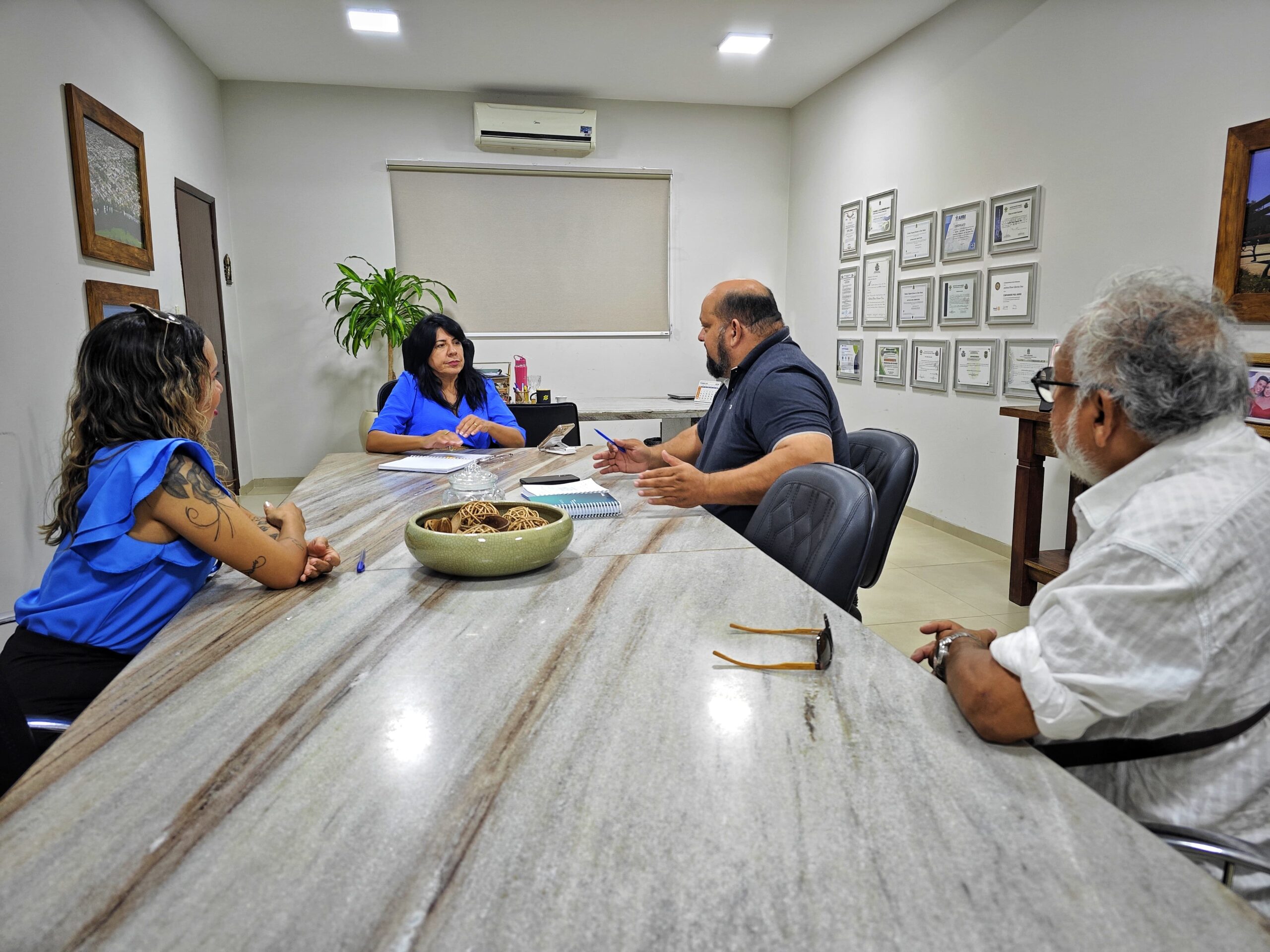 Prefeita Eliene recebe membros da CDL e reforça compromisso com o comércio local