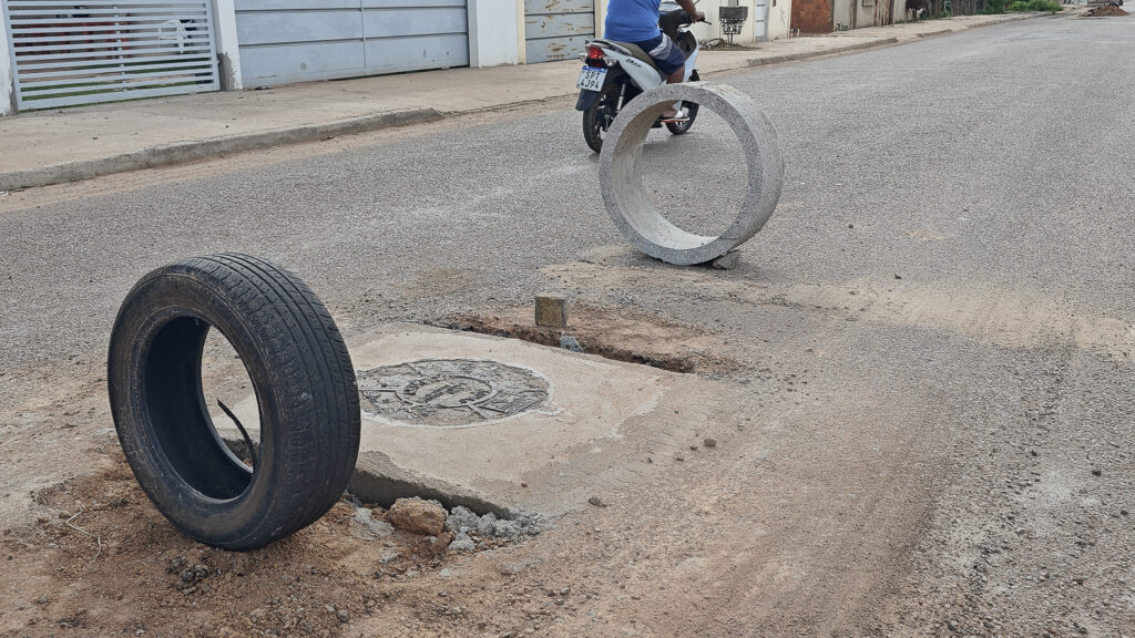 Empresa responsável pelo asfalto da rua Membeca instala poços de visita