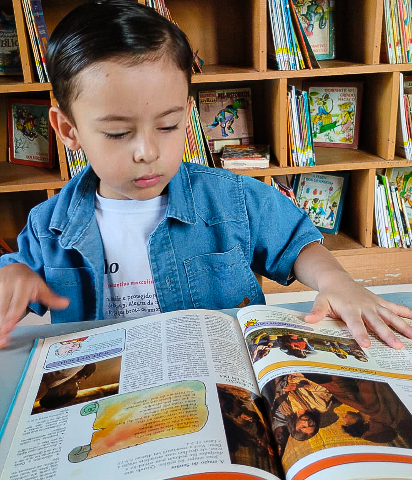 Benjamim, o pequeno leitor que escolheu a Biblioteca Pública de Cáceres para comemorar seu aniversário