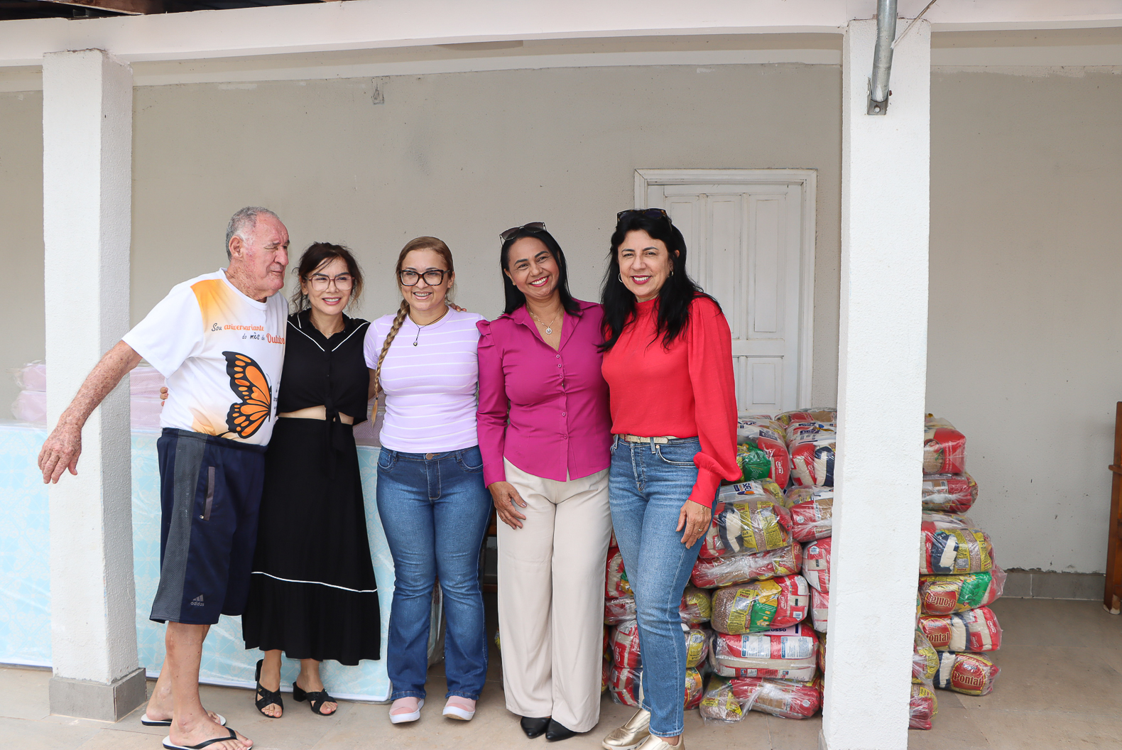 Prefeitura de Cáceres entrega cestas básicas e colchões ao Lar Servas de Maria