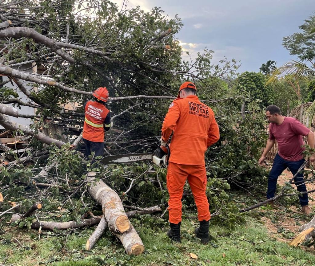 Temporal causa estragos em Juara e mobiliza equipe do Corpo de Bombeiros
